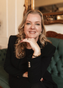 Dra. Adriana Koeppel Especialista em Estética dentaria e facial